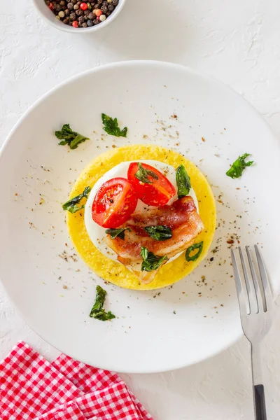 Polenta Mit Mozzarella Speck Und Tomaten Italienische Küche Rezept — Stockfoto
