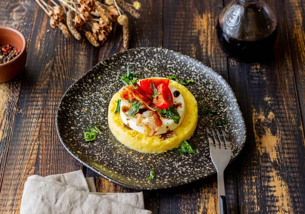 Mozzarella, pastırma ve domatesli Polenta. İtalyan mutfağı. Tarif
