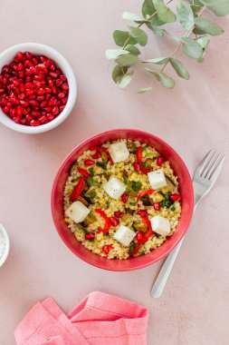Peynirli bulgur, biber, patlıcan ve nar. Sağlıklı beslenme. Vejetaryen yemeği Diyet