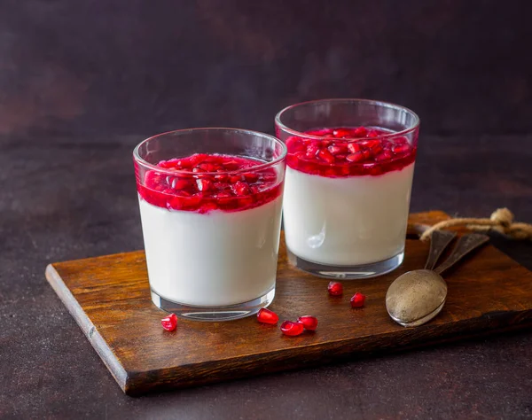 İtalyan usulü panna cotta ve nar. Vejetaryen yemeği. Sağlıklı beslenme. Tarif