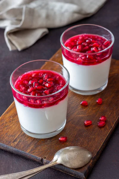İtalyan usulü panna cotta ve nar. Vejetaryen yemeği. Sağlıklı beslenme. Tarif
