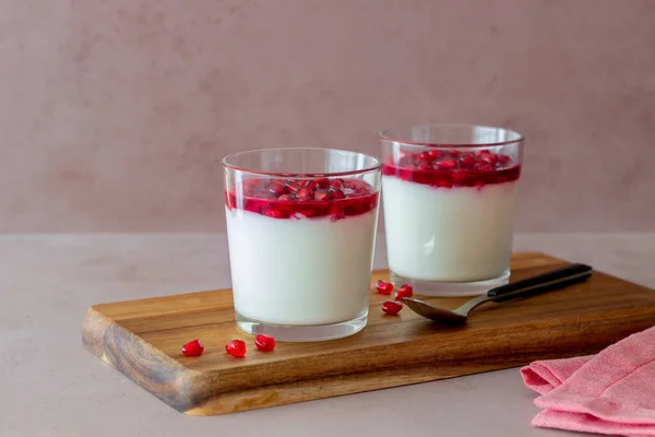 Italiensk Dessert Panna Cotta Med Granatäpple Vegetarisk Mat Hälsosam Mat — Stockfoto