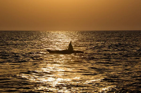 Oman Circa Juni 2020 Een Man Roeit Zijn Boot Oceaan — Stockfoto