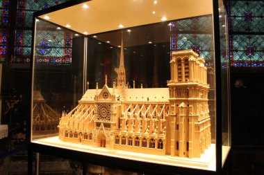 Notre Dame, Paris. Haziran 2017 civarı. Notre Dame 'ın minyatür bir kopyası kilisenin içinde sergilenmektedir..