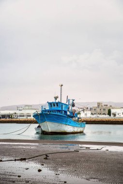21 Ağustos 2020. Quriyat, Umman. Bir balıkçının teknesi sabahın erken saatlerinde Quriyat sularına yanaşır..