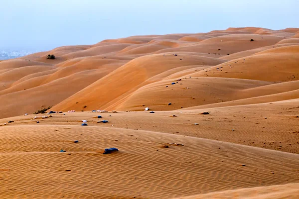 Settembre 2020 Thrash Plastica Sparso Sulle Dune Sabbia Nel Deserto — Foto Stock