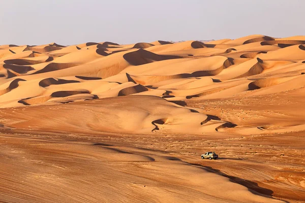 Września 2020 Samochód Napędem Cztery Koła Podróżuje Arabskiej Pustyni Pięknymi — Zdjęcie stockowe