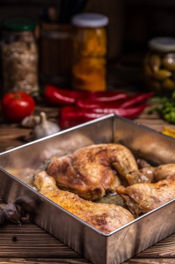 Pişmiş tavuk bacakları. Diyet, yemek.