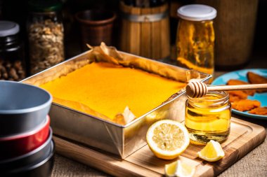 Ahşap tahta üzerinde sarı kek tart