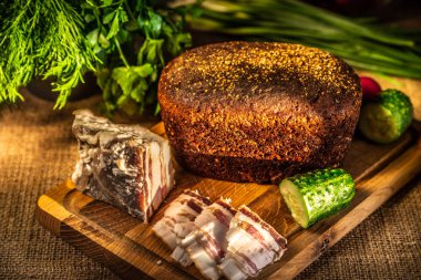 Çavdar ekmeği, domuz yağı ve turp sunl ışınları ahşap bir tahta üzerinde