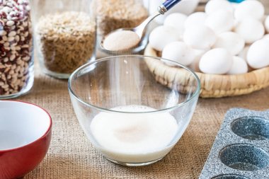 Süt lü cam bir tabak ve bir kaşık maya