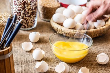 Bir bardak çanak çiğ yumurta bir kaşık karıştırın.