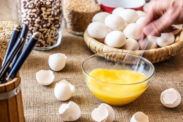 Bir bardak çanak çiğ yumurta bir kaşık karıştırın.