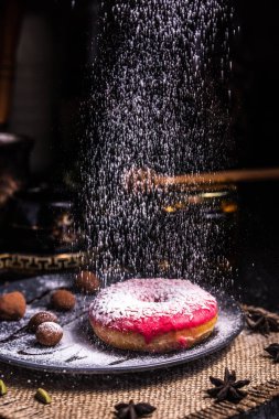 Bir restoranda bir çikolata trüf fındık ile krema donut.