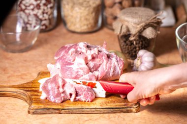 Ellerinde bıçak olan kadın elleri oduna taze et kesti