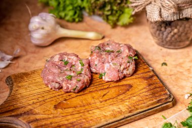 Gemide ev yapımı çiğ iki pirzola.