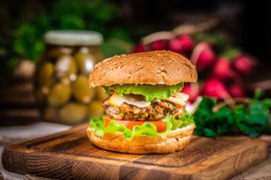 Peynir ve salata ile Burger