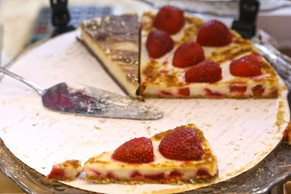 Pastel de fresa cortado en pedazos de cerca foto — Foto de Stock