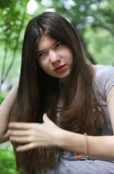 Дівчина-підліток розчісує щітку свого довгого коричневого волосся — стокове фото