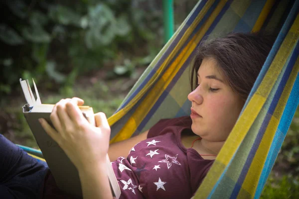 Introwertyk nastolatek dziewczyna czytania książki w hamaku — Zdjęcie stockowe