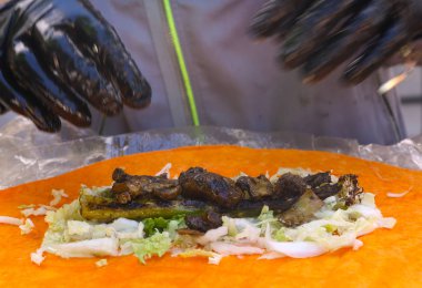 lokanta vegan rulo Sarma işlemi eldivenli elleri ile pişirme