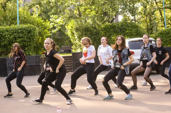 Bailarines callejeros de hip hop —  Fotos de Stock