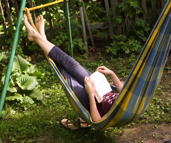 Introvertált tinédzser lány olvasókönyv függőágy — Stock Fotó