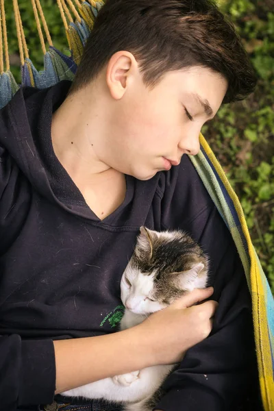 Adolescent băiat cu pisică în somn hummock — Fotografie, imagine de stoc