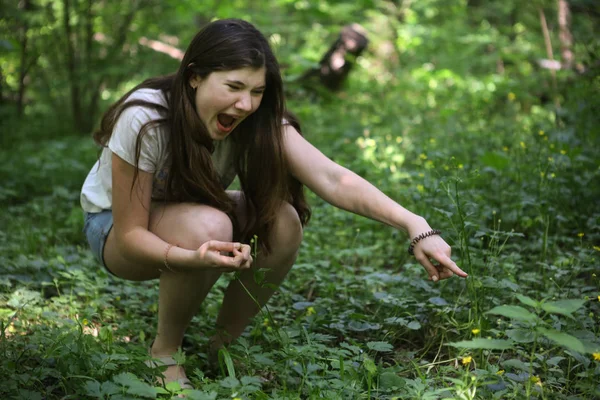 Teenager girl shout see snake in the grass — Stock Photo, Image