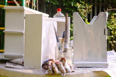 beyaz boya fırça kavanoz ve arka plan üzerinde eski Sert mobilyalar ile kapatmak yukarıya fotoğraf