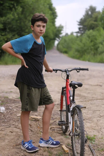 Adolescent garçon avec vélo — Photo