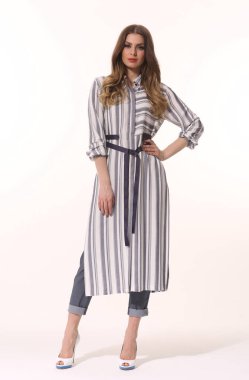 iş kadını yürütme rahat giysilerle poz