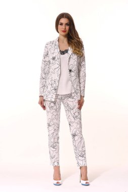 Tasarımcı resmi yaz beyaz baskı pantolon takımla poz iş kadın yürütme