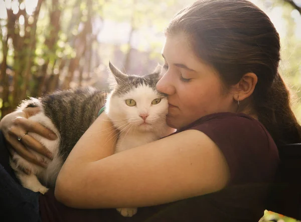 Yaz güneşli fotoğraf genç kız sarılma kedi — Stok fotoğraf