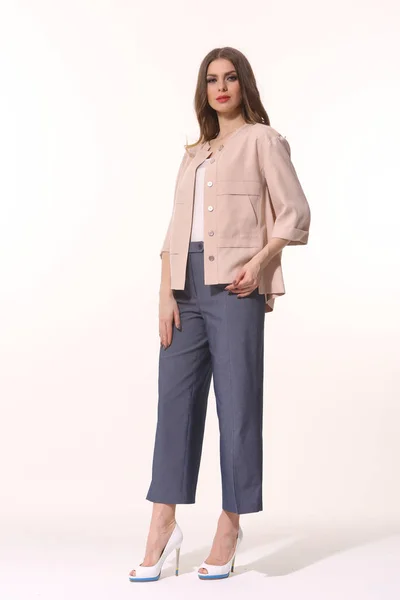 Executivo mulher de negócios posando em designer formal verão rosa calça de pó terno — Fotografia de Stock