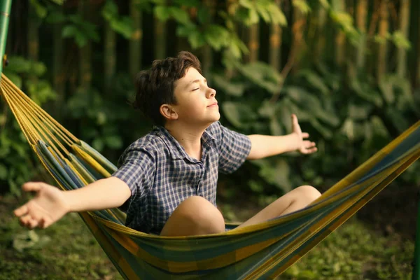 Adolescent garçon repos dans hamac — Photo