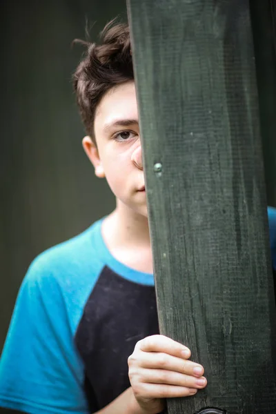 Adolescent garçon heureux été extérieur close up portrait — Photo