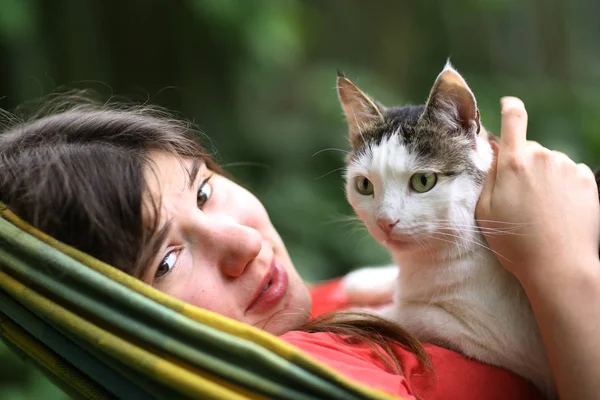 Sommaren soligt foto av tonåring flicka kramar katt — Stockfoto