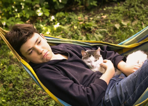 Genç çocukla brandası nap kedi — Stok fotoğraf