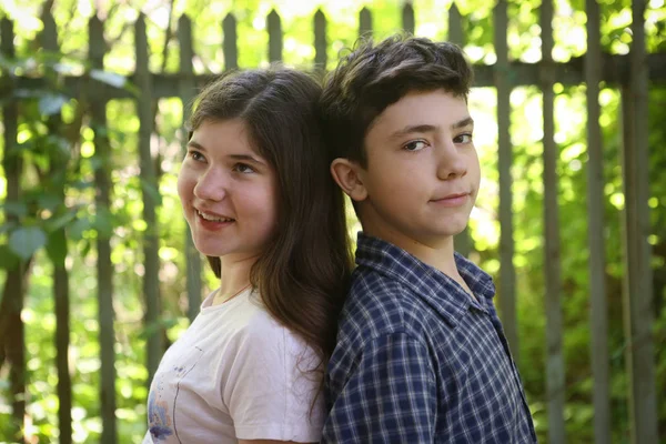 Dois irmãos adolescente crianças irmã e irmão — Fotografia de Stock