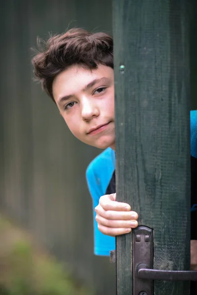 Adolescent garçon heureux été extérieur close up portrait — Photo