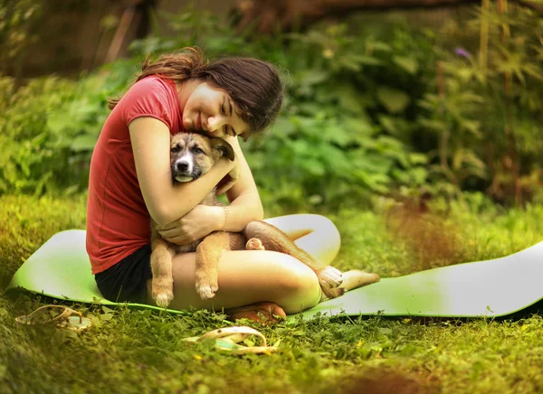 Genç kız sarılmak köpek yavrusu çoban köpeği yakın fotoğraf — Stok fotoğraf
