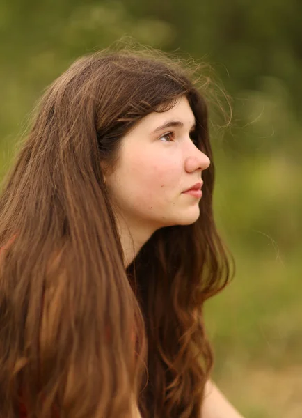 Adolescente com longo cabelo castanho grosso retrato ao ar livre — Fotografia de Stock