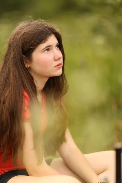 Adolescente avec de longs cheveux bruns épais portrait extérieur — Photo