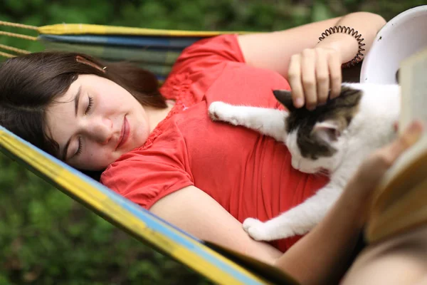 Yaz güneşli fotoğraf genç kız sarılma kedi — Stok fotoğraf