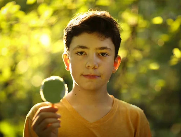 Bonito adolescente menino com pistache hortelã eskimo sorvete — Fotografia de Stock