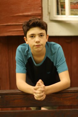 Genç çocuk çocuk moda rahat tshirt ve şort tam vücut portre