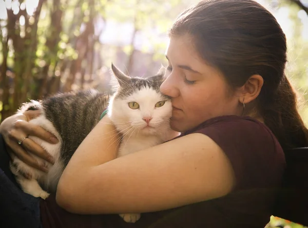 Yaz güneşli fotoğraf genç kız sarılma kedi — Stok fotoğraf