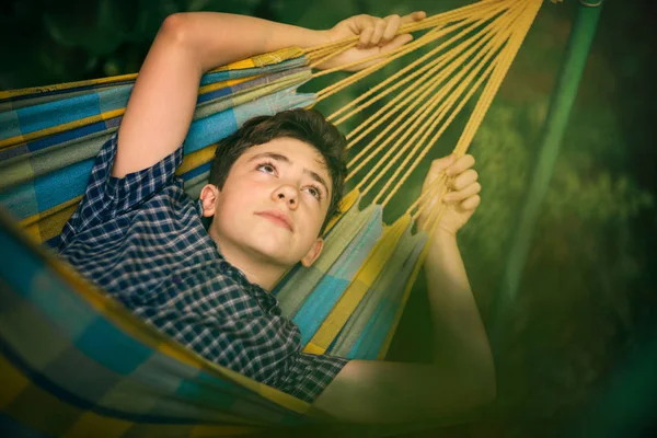 Adolescente menino descansando na rede — Fotografia de Stock