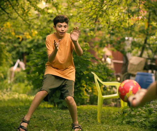 Genç çocuk topu ile kapatmak yukarıya fotoğraf futbol oynarken — Stok fotoğraf